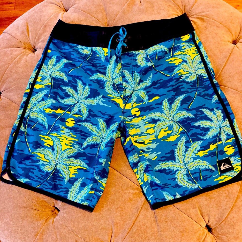 Like new QuickSilver board shorts